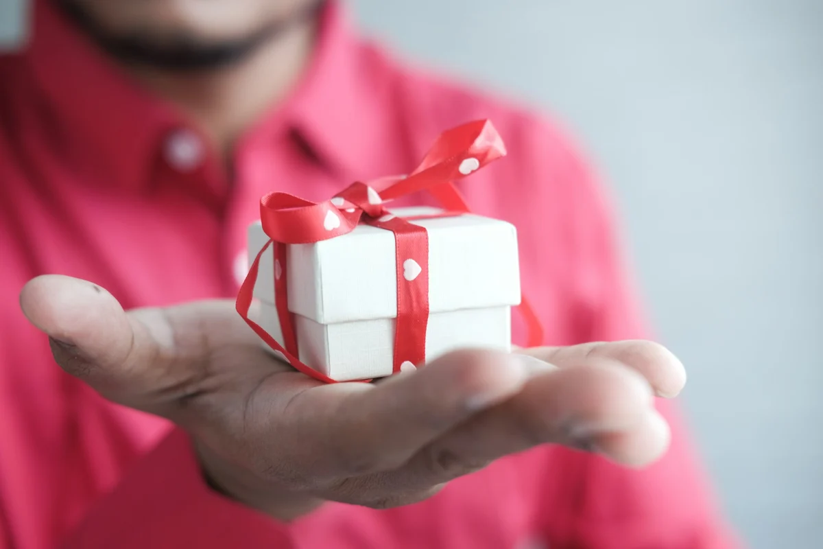 Holding a gift box to give to a boyfriend